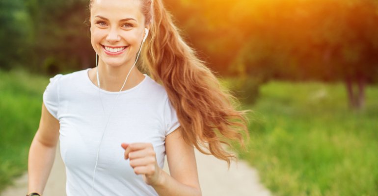 γυναίκα κάνει τρέξιμο για να κάψει λίπος