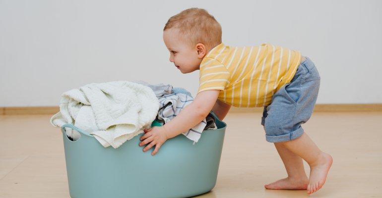 παιδί μαζεύει άπλυτα ρούχα