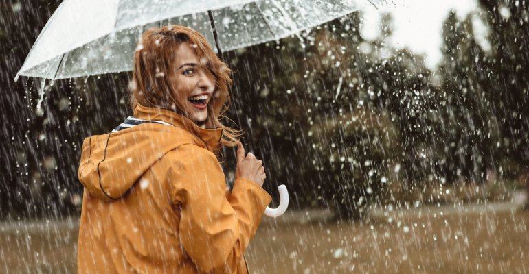 γυναίκα κρατάει ομπρέλα στη βροχή