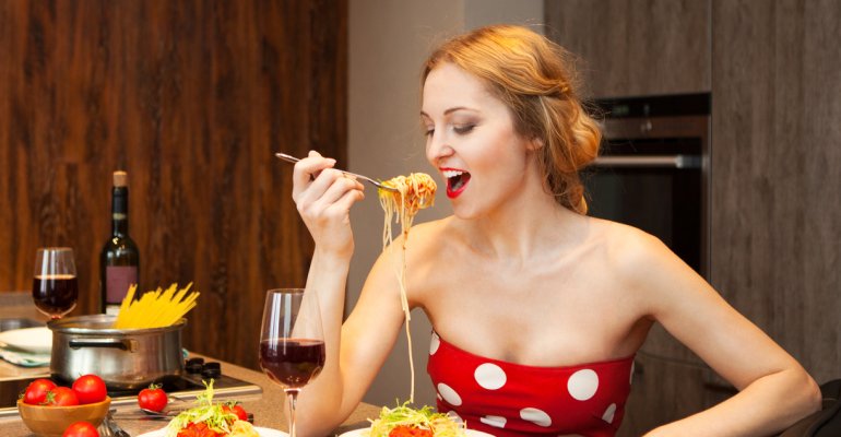 γυναίκα τρώει μακαρόνια 