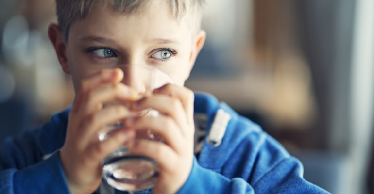 Τι να κάνετε αν το παιδί σας_δεν πίνει αρκετό νερό