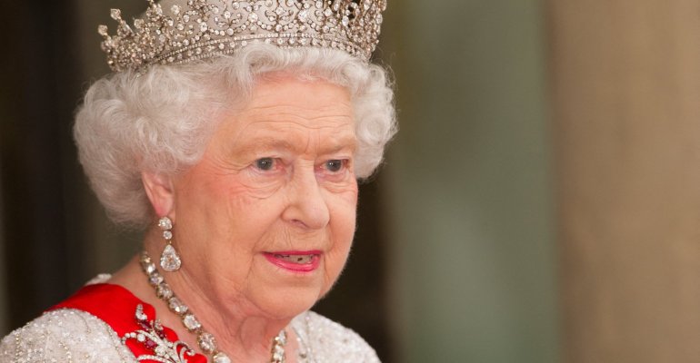 Βασίλισσα Ελισάβετ: Φωτογραφίζεται για τα 96α γενέθλια της με δύο λευκά άλογα
