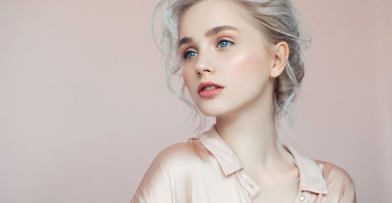 “Λευκό ξανθό”: Πως θα πετύχεις το νέο mega trend στις βαφές μαλλιών 2022!
