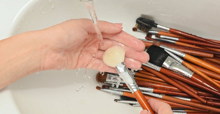 Πότε και πώς πρέπει να καθαρίζεις τα προϊόντα μακιγιάζ και περιποίησής- Πινέλα, σφουγγάρια, ξυραφάκια!