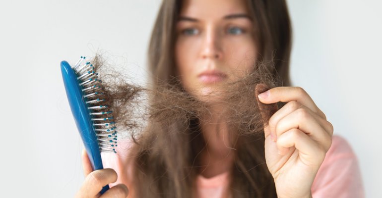 Πέφτουν τα μαλλιά σου; 4+1 τρόποι ενάντια στην εποχιακή τριχόπτωση 