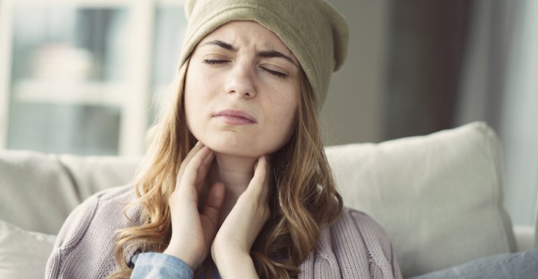 5 φυσικοί τρόποι για να αντιμετωπίσεις τον πονόλαιμο
