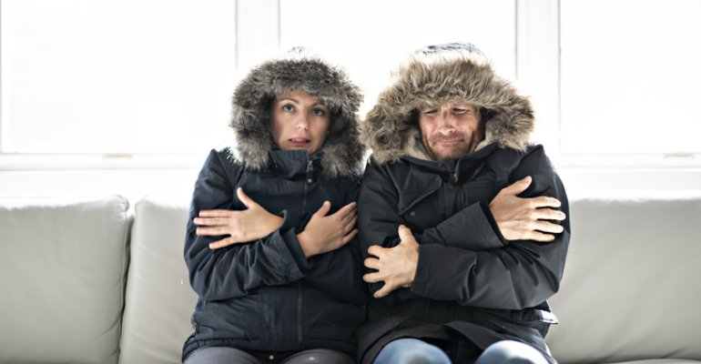 Γιατί οι γυναίκες κρυώνουν περισσότερο από τους άνδρες; Μελέτη δίνει την εξήγηση