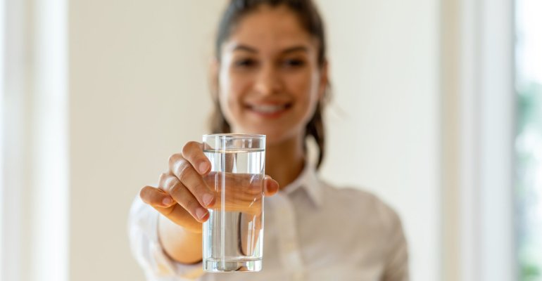 2+1 λόγοι που πρέπει να πίνεις ένα ποτήρι νερό κάθε πρωί με άδειο στομάχι!