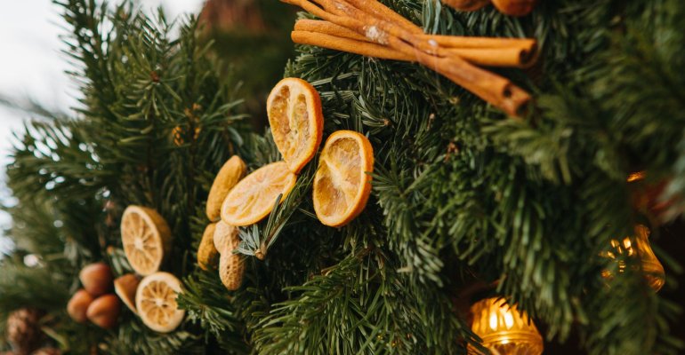 Πώς θα φτιάξετε τα πιο ιδιαίτερα χριστουγεννιάτικα στολίδια από πορτοκάλι 