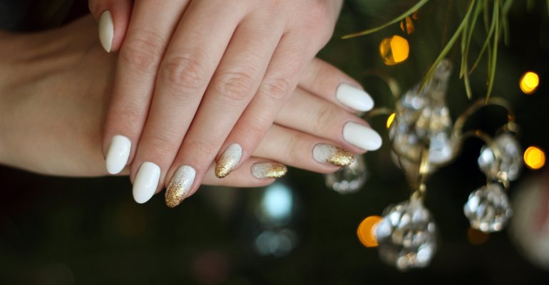 Christmas nail art: Υπέροχα χριστουγεννιάτικα νύχια με gold λεπτομέρειες!