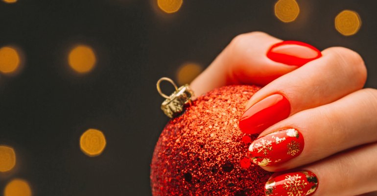 Χριστουγεννιάτικα νύχια 2022: Υπέροχα σχέδια και χρώματα που πρέπει να επιλέξεις
