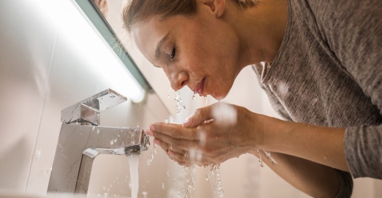 Τι πραγματικά συμβαίνει όταν πλένεις το πρόσωπό σου με κρύο νερό;