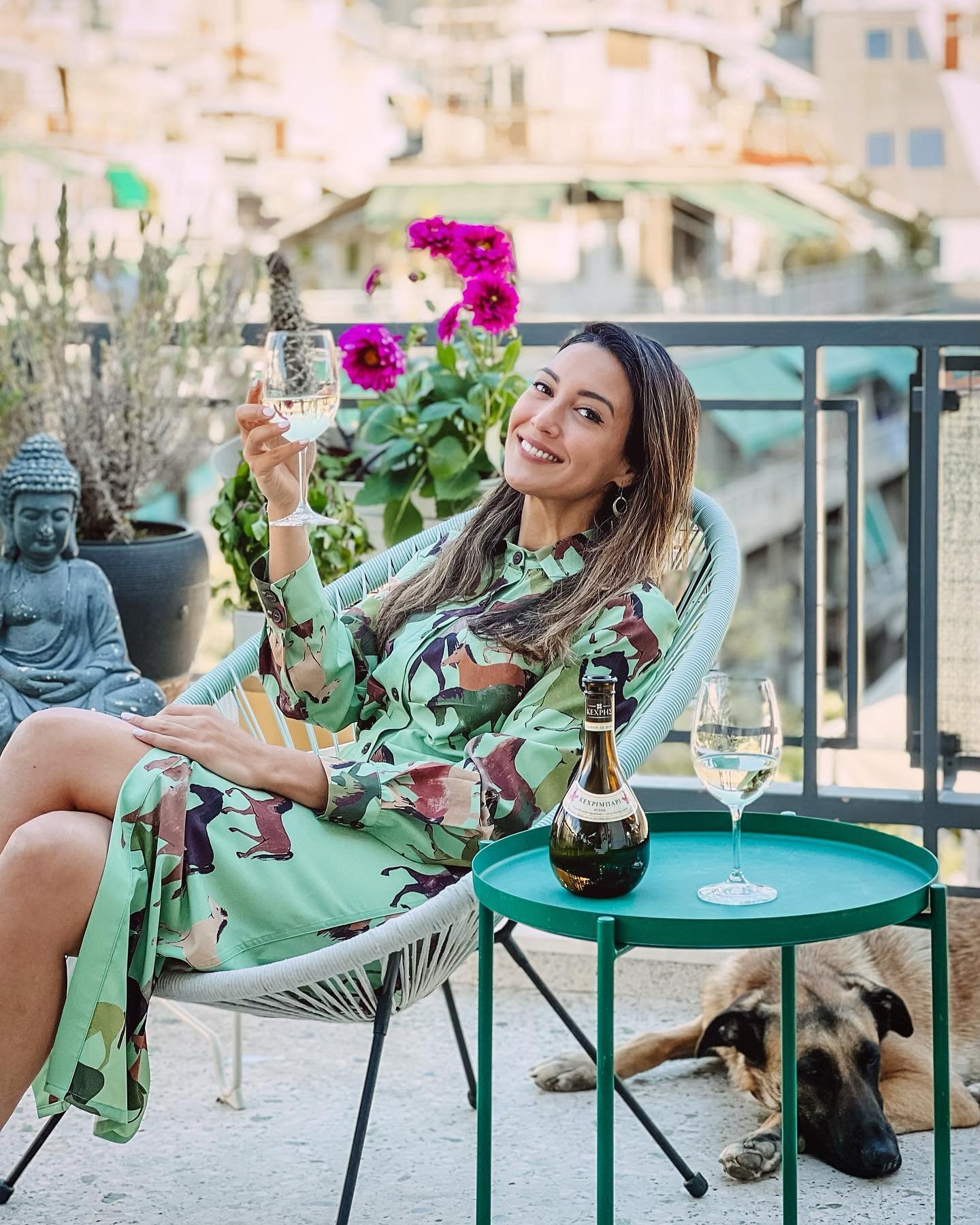Ευγενία Σαμαρά: Το μπαλκόνι του σπιτιού της με την υπέροχη θέα και τα διακοσμητικά είναι ότι πιο μοντέρνο έχεις δει