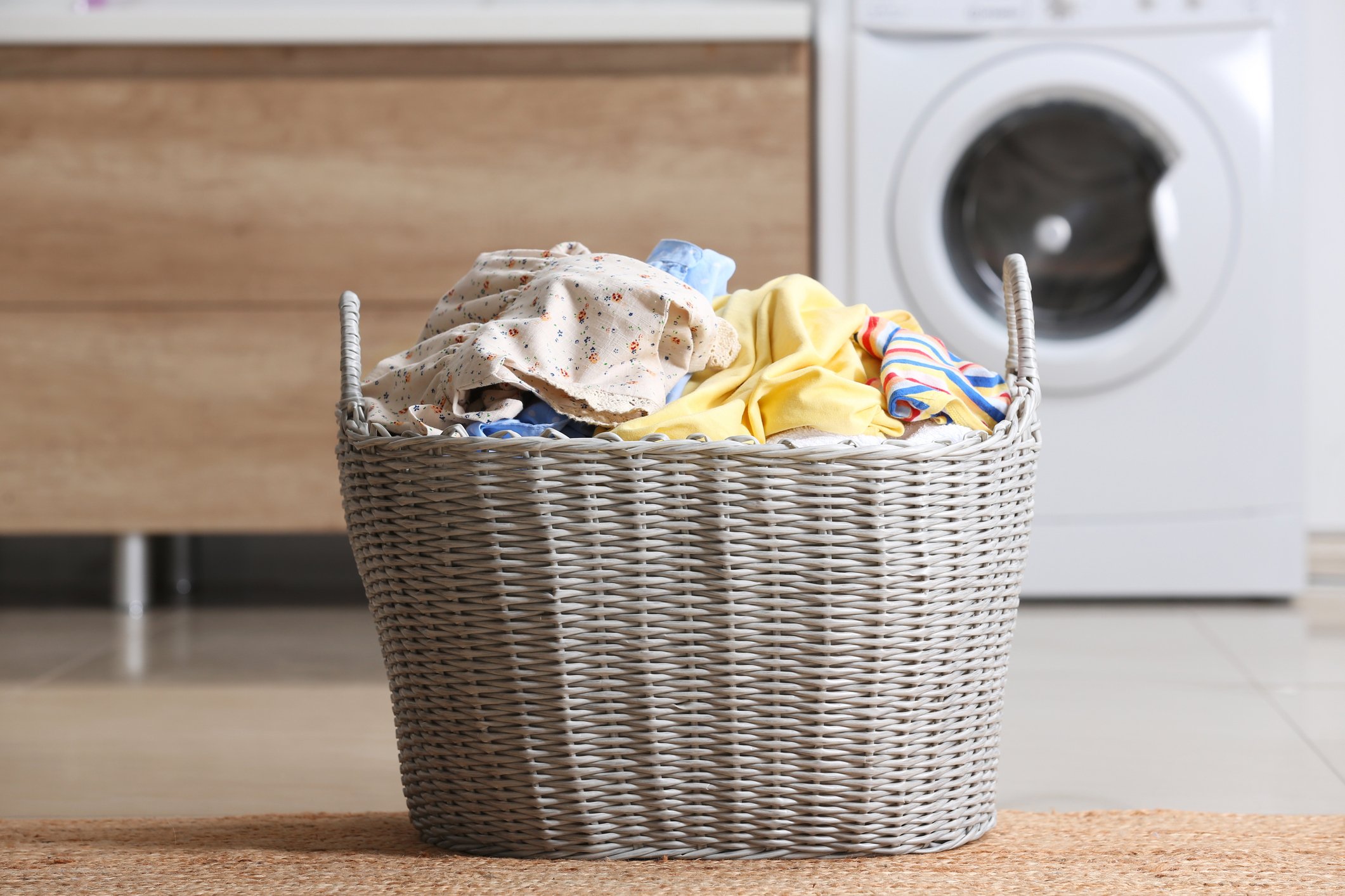 Καθάρισμα ντουλάπας: Τα μυστικά για να μυρίζουν υπέροχα τα καλοκαιρινά σου ρούχα