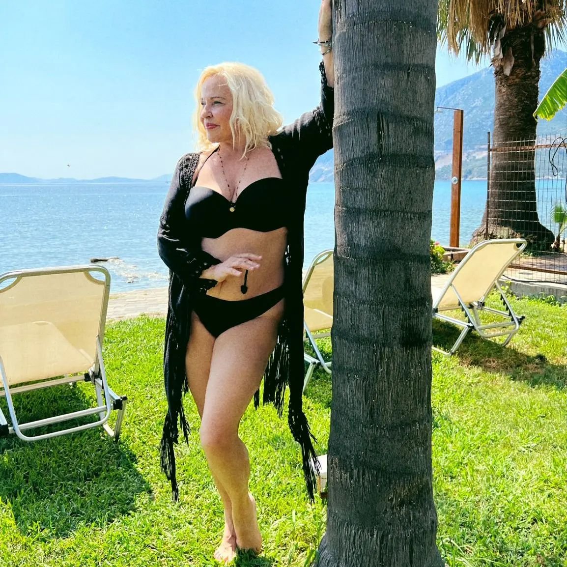 Μπέσσυ Αργυράκη: Ποζάρει με μαύρο bikini μετά την απώλεια κιλών και εντυπωσιάζει στα 65 της χρόνια!