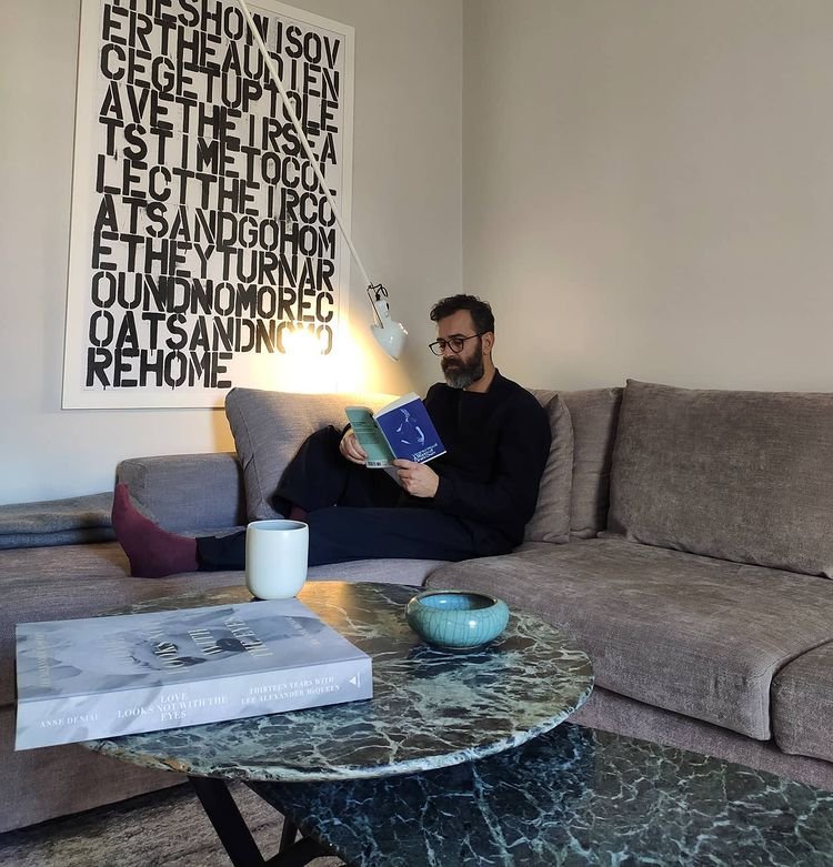 Άγγελος Μπράτης: Το cozy και μοντέρνο σαλόνι του σπιτιού του είναι σα να βγήκε από περιοδικό διακόσμησης