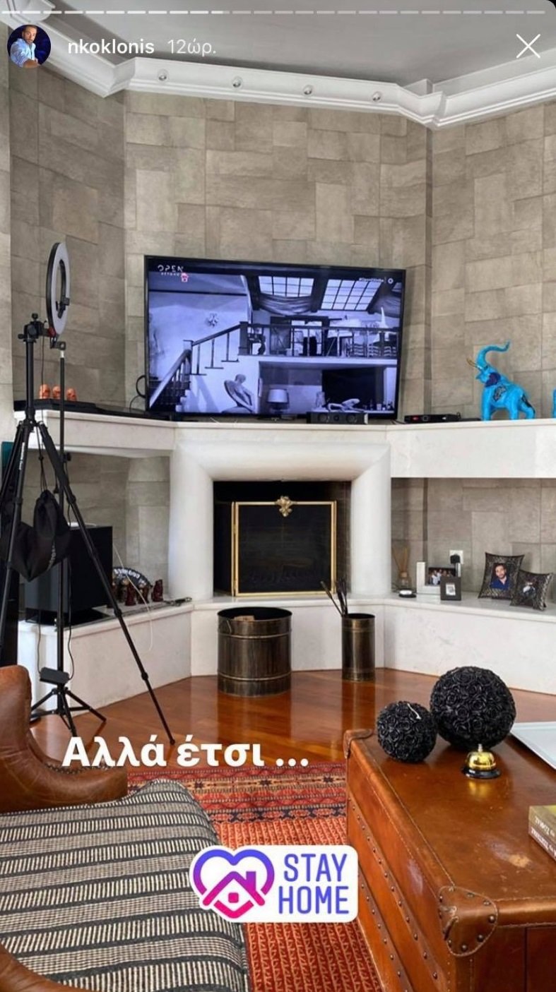 Νίκος Κοκλώνης: Δείτε το πολυτελές σαλόνι του σπιτιού του με τα επιβλητικά έπιπλα και το ξύλο να κυριαρχεί