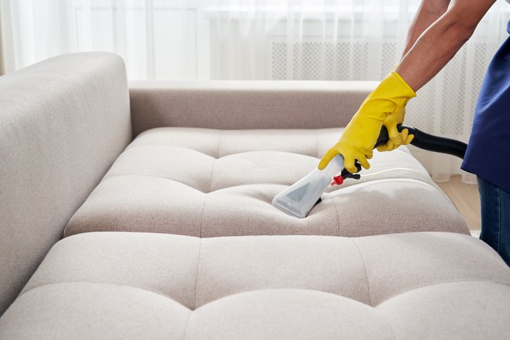 Πως να καθαρίσεις τους επίμονους λεκέδες του καναπέ σου!
