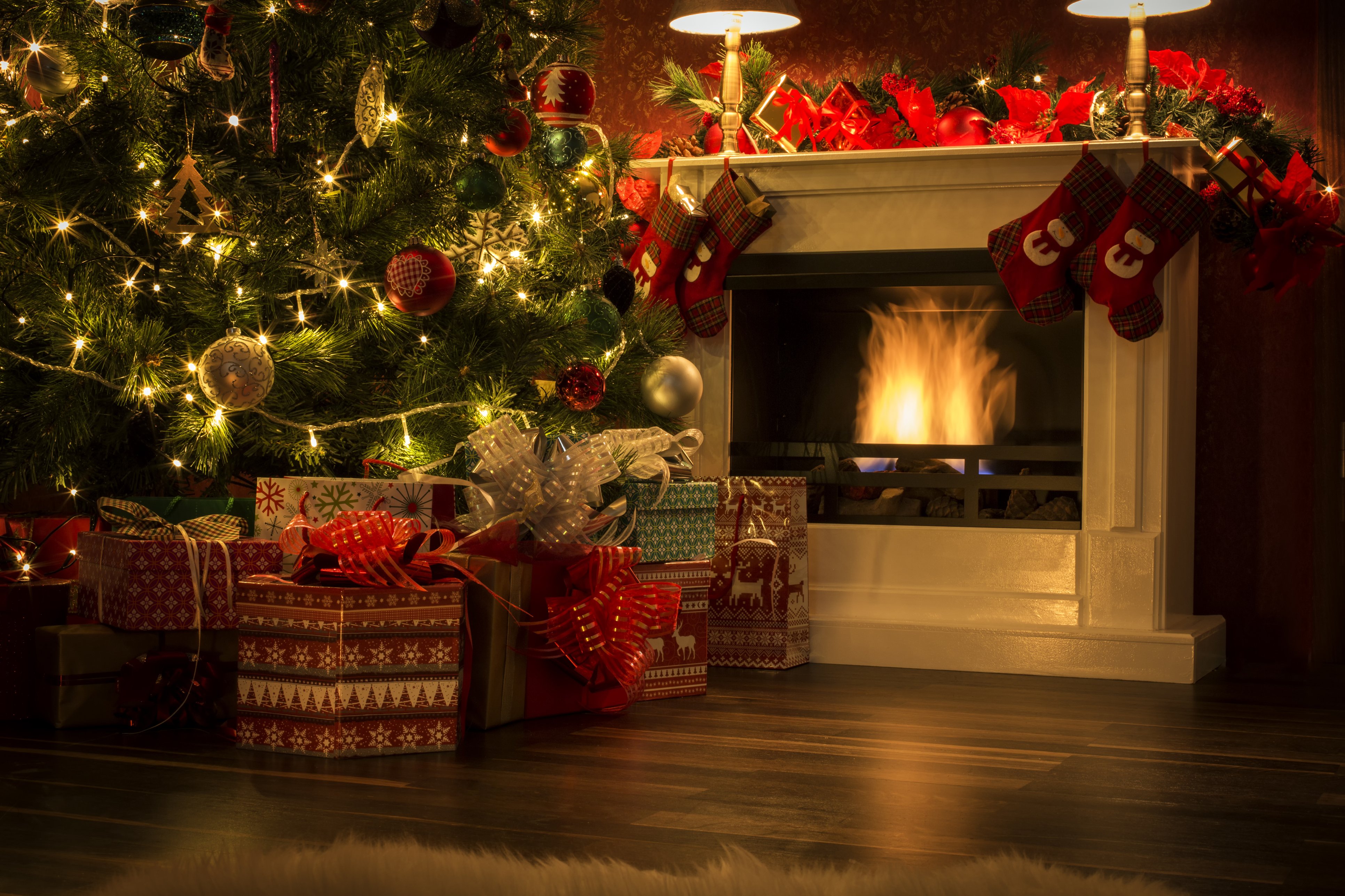 Χριστουγεννιάτικη διακόσμηση: Ιδέες και οικονομικές προτάσεις για να εκμεταλλευτείς και το τζάκι σου