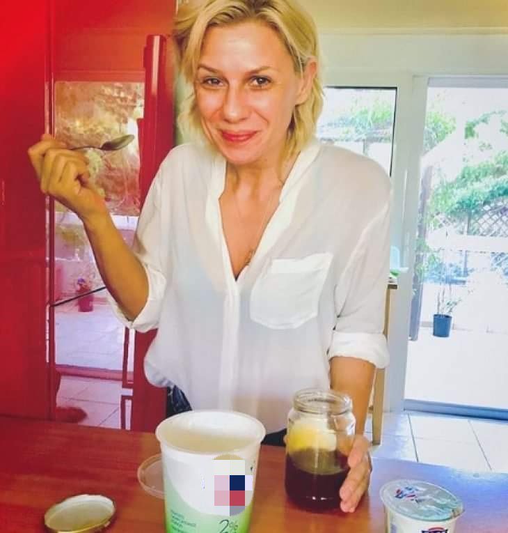 Κατερίνα Καραβάτου: Η κουζίνα της με τις κόκκινες λεπτομέρειες και τον ξύλινο πάγκο αποτελεί inspo!