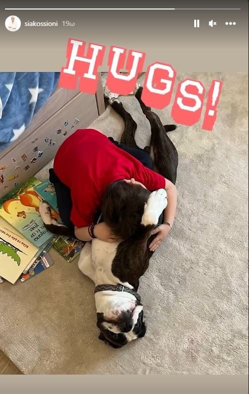 Σία Κοσιώνη: Η γλυκιά φωτογραφία του γιου της μέσα από το παιδικό δωμάτιο που παίζει με τον σκύλο τους